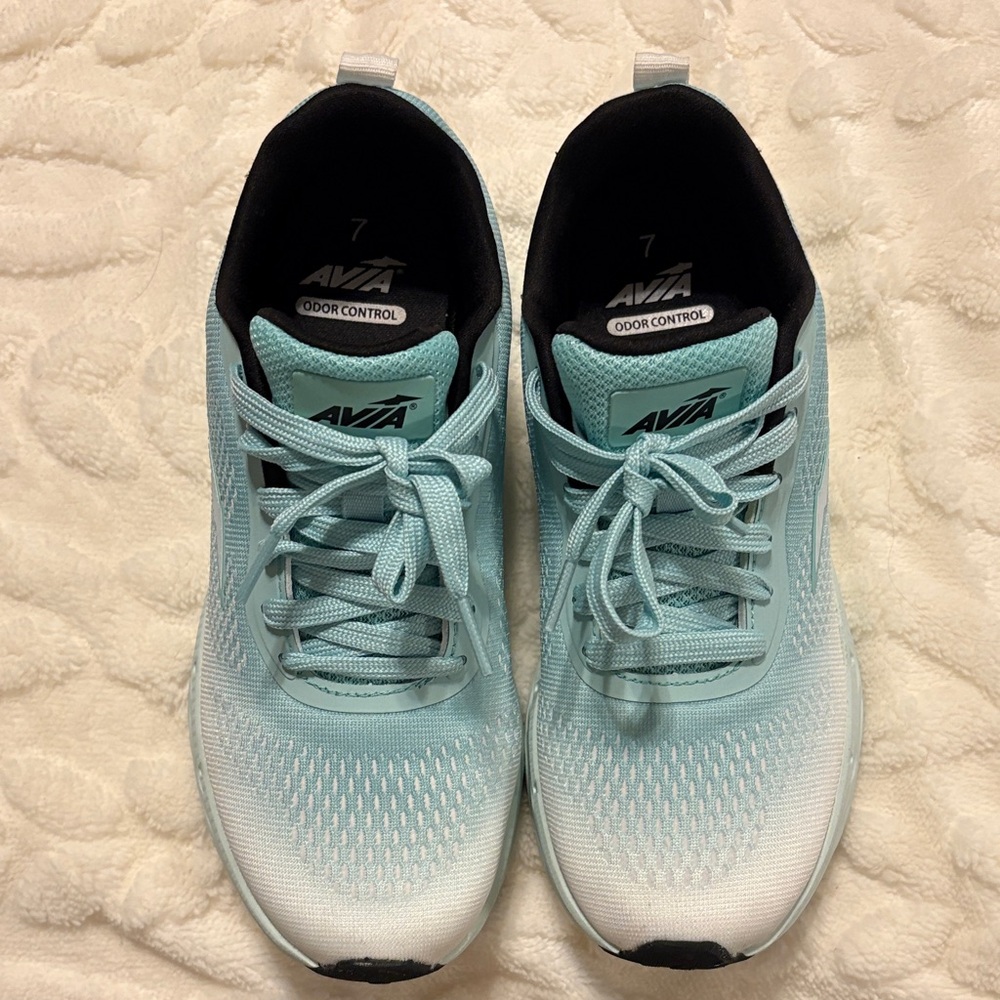 Avia women’s sneakers size 7 mint green and white.